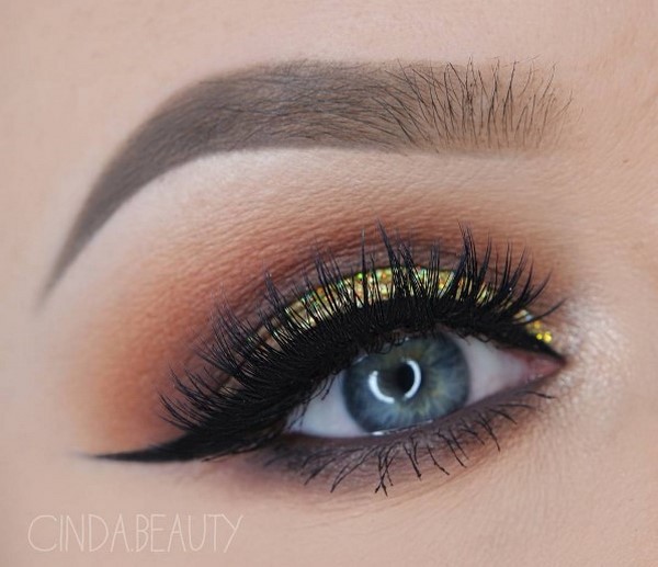 Топовые идеи новогоднего макияжа 2027: фото