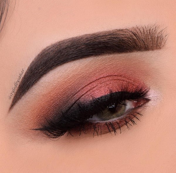 Топовые идеи новогоднего макияжа 2027: фото