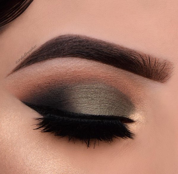 Топовые идеи новогоднего макияжа 2027: фото