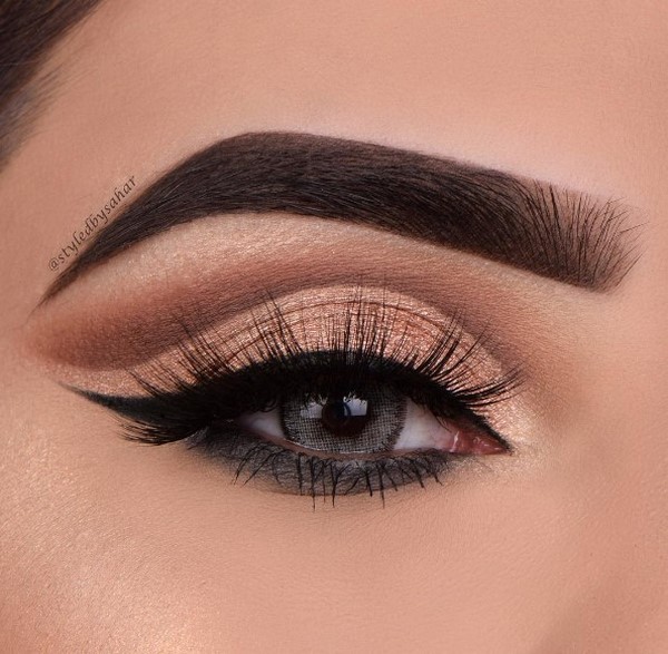 Топовые идеи новогоднего макияжа 2027: фото