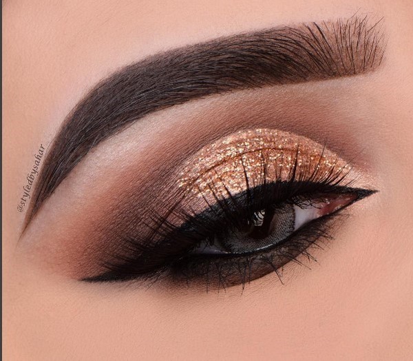 Топовые идеи новогоднего макияжа 2027: фото