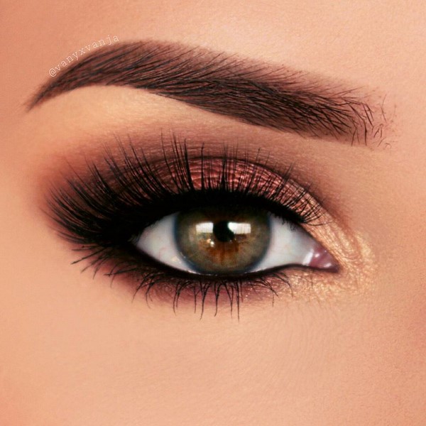 Топовые идеи новогоднего макияжа 2027: фото