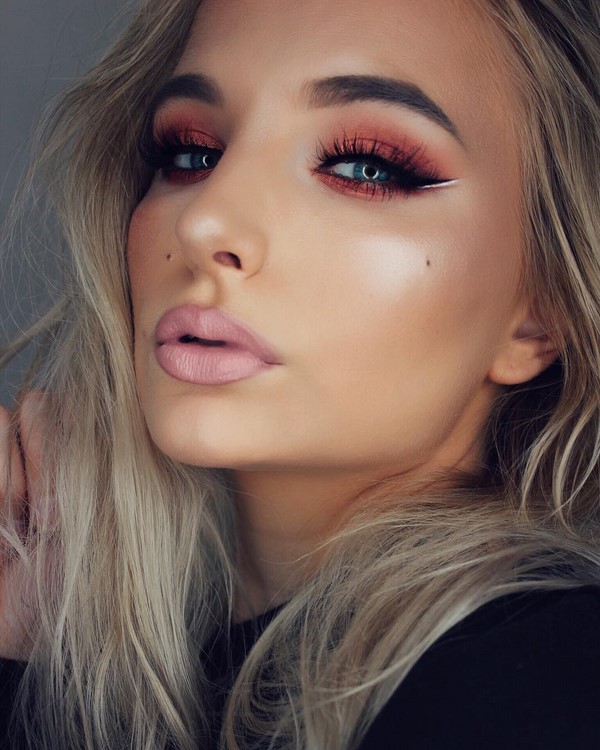 Топовые идеи новогоднего макияжа 2027: фото