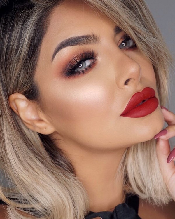 Топовые идеи новогоднего макияжа 2027: фото