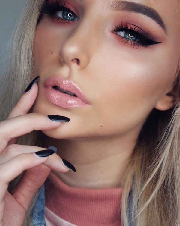 Топовые идеи новогоднего макияжа 2027: фото