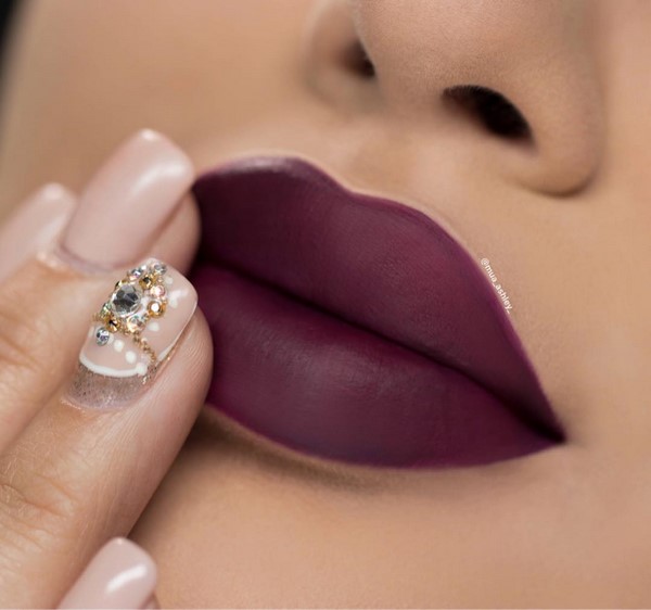 Топовые идеи новогоднего макияжа 2027: фото