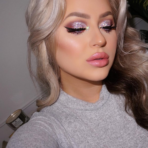 Топовые идеи новогоднего макияжа 2027: фото