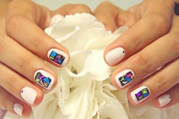 Прелестный дизайн ногтей «битое стекло» 2026 года: фото-новинки