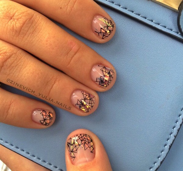 Прелестный дизайн ногтей «битое стекло» 2026 года: фото-новинки