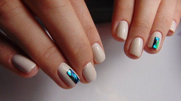 Прелестный дизайн ногтей «битое стекло» 2026 года: фото-новинки