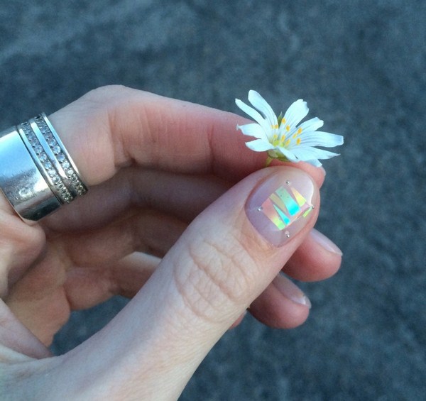 Прелестный дизайн ногтей «битое стекло» 2026 года: фото-новинки