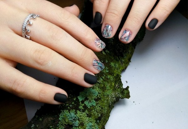 Прелестный дизайн ногтей «битое стекло» 2026 года: фото-новинки