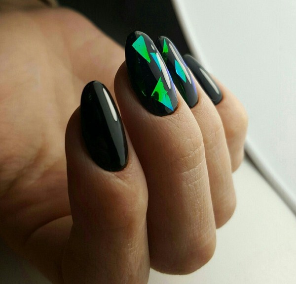 Прелестный дизайн ногтей «битое стекло» 2026 года: фото-новинки