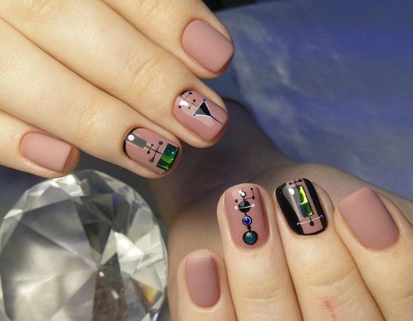 Прелестный дизайн ногтей «битое стекло» 2026 года: фото-новинки