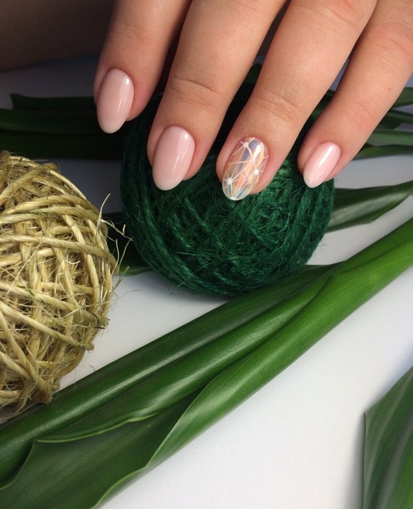 Прелестный дизайн ногтей «битое стекло» 2026 года: фото-новинки