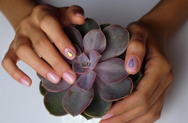 Прелестный дизайн ногтей «битое стекло» 2026 года: фото-новинки