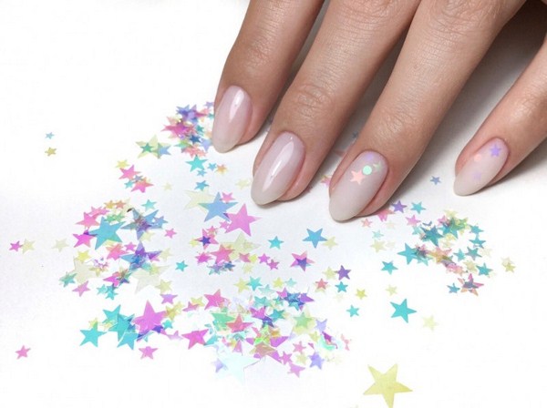 Прелестный дизайн ногтей «битое стекло» 2026 года: фото-новинки