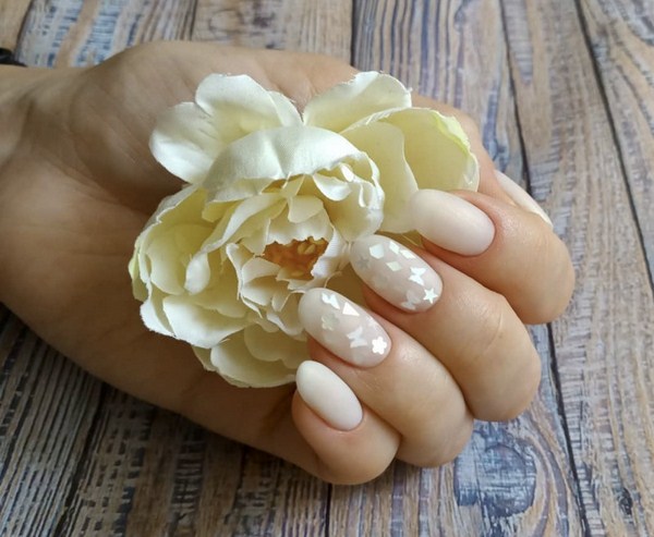 Прелестный дизайн ногтей «битое стекло» 2026 года: фото-новинки