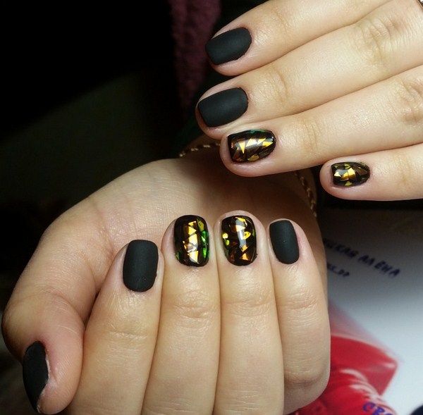 Прелестный дизайн ногтей «битое стекло» 2026 года: фото-новинки