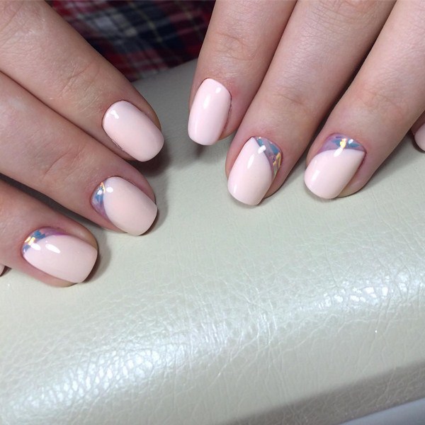 Прелестный дизайн ногтей «битое стекло» 2026 года: фото-новинки