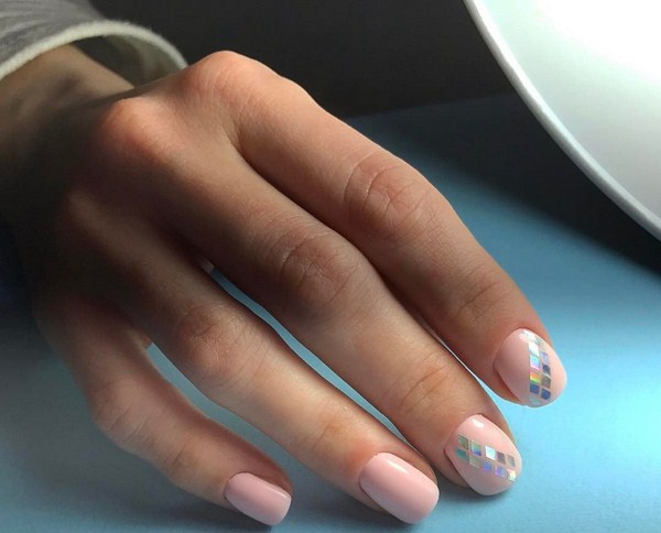 Прелестный дизайн ногтей «битое стекло» 2026 года: фото-новинки