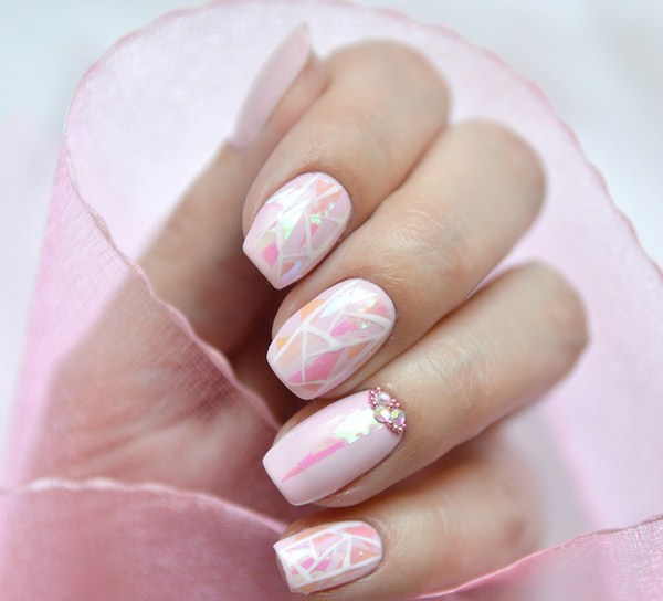 Прелестный дизайн ногтей «битое стекло» 2026 года: фото-новинки