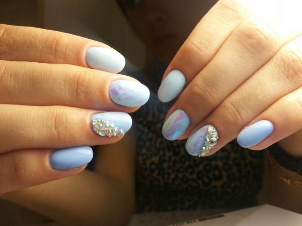 Прелестный дизайн ногтей «битое стекло» 2026 года: фото-новинки