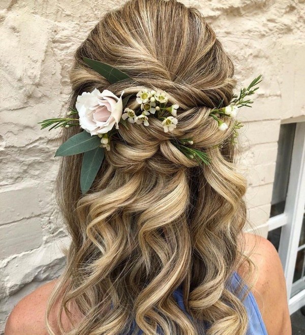 Изумительные варианты прически на вечер: фото-новинки вечерней прически 2026 года