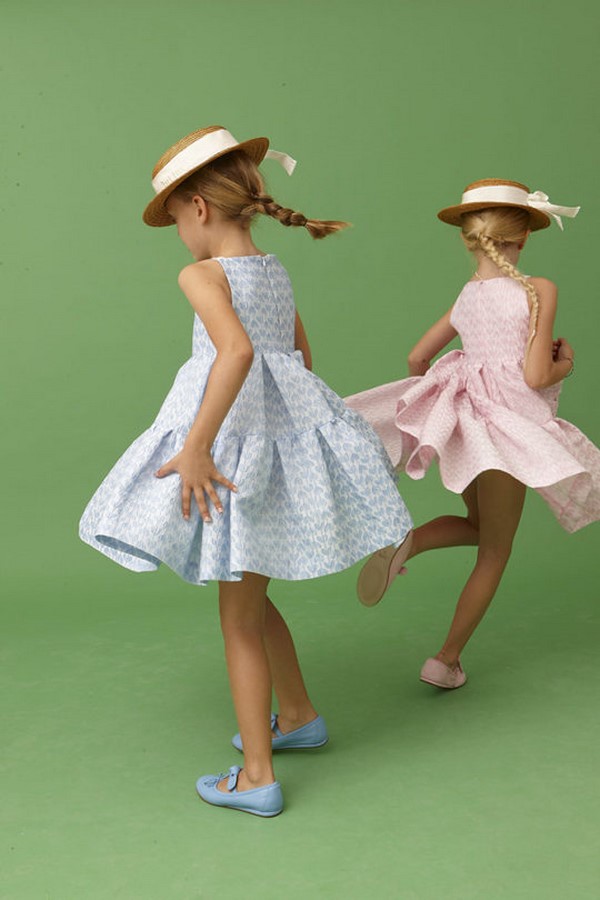 Красивейшие платья для девочек 2026 года: лучшие идеи образов для юных принцесс