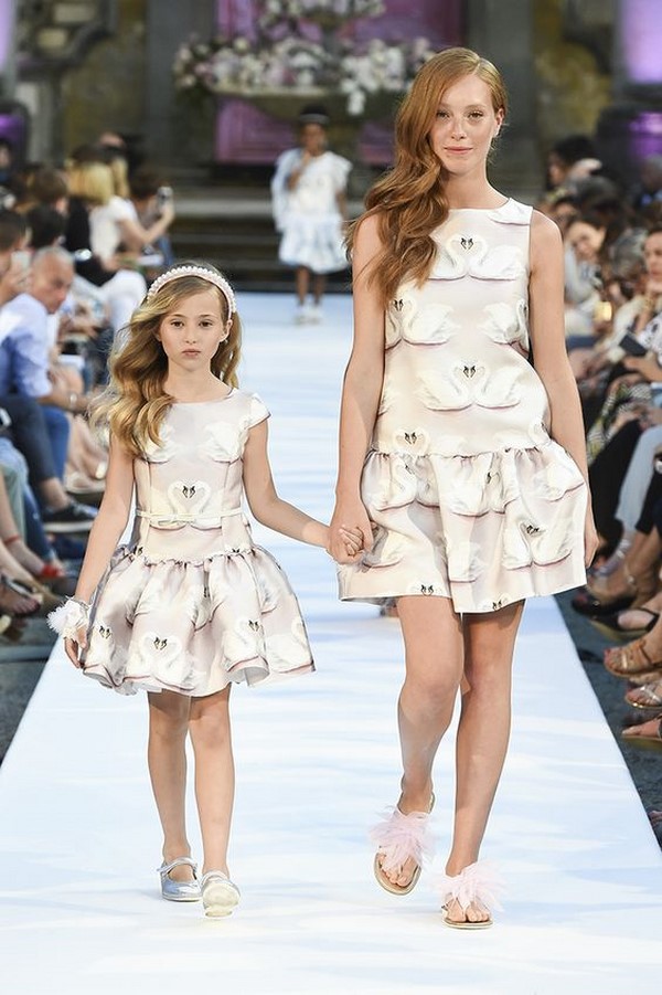 Красивейшие платья для девочек 2026 года: лучшие идеи образов для юных принцесс