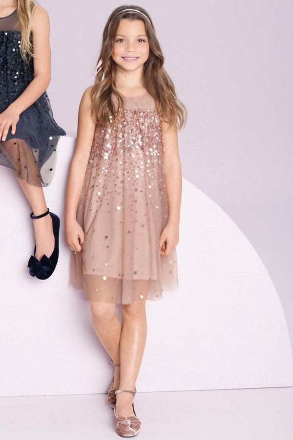 Красивейшие платья для девочек 2026 года: лучшие идеи образов для юных принцесс