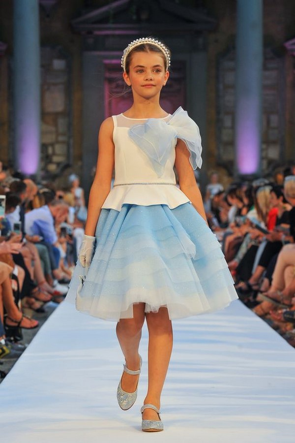 Красивейшие платья для девочек 2026 года: лучшие идеи образов для юных принцесс