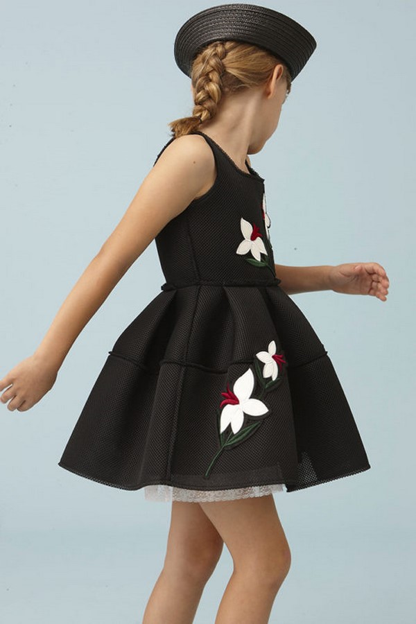 Красивейшие платья для девочек 2026 года: лучшие идеи образов для юных принцесс