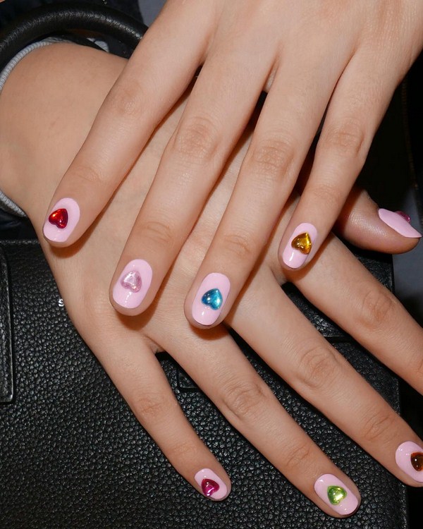 Тренды маникюра на 14 февраля: оригинальный дизайн ногтей 2026 с сердечками