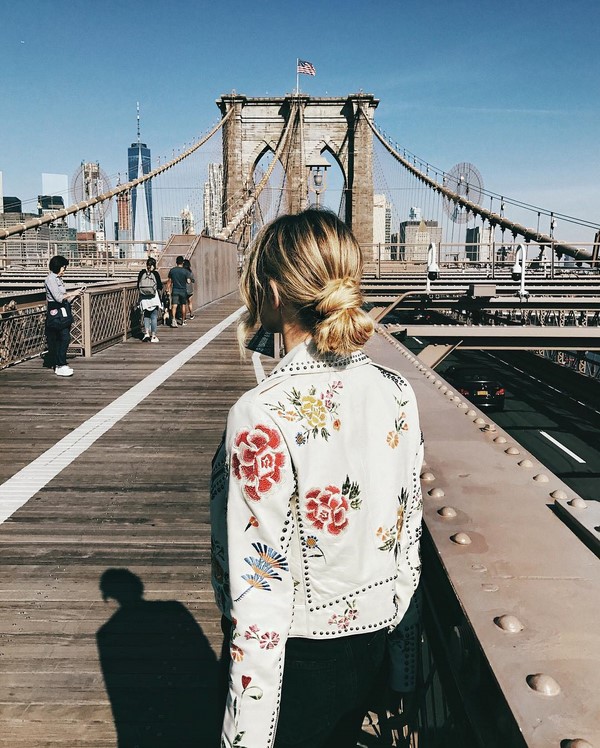 Тренды женских курток на весну 2026: лучшие весенние луки с куртками на фото