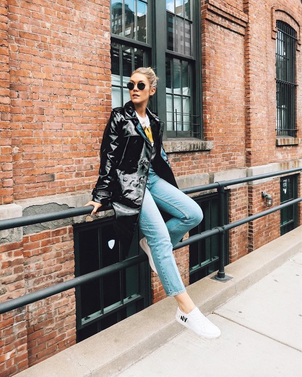 Тренды женских курток на весну 2026: лучшие весенние луки с куртками на фото