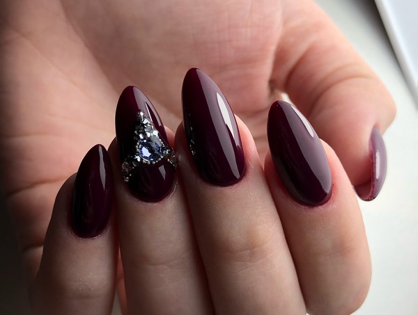 Топовые идеи дизайна маникюра на длинные ногти сезона 2026: модные фото-новинки