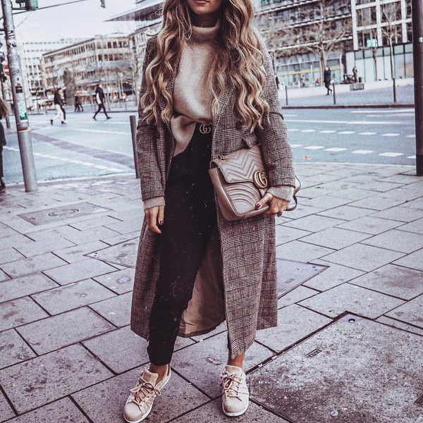 Тренды пальто на весну 2026: модные модели и новинки на фото