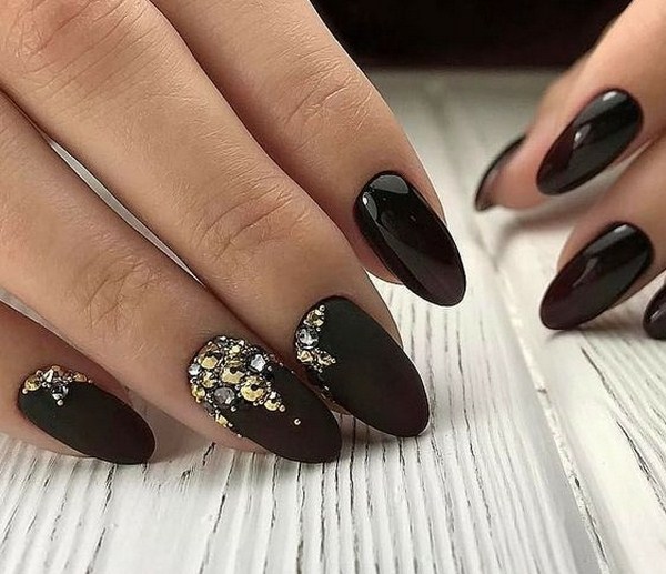 Восхитительный маникюр со стразами 2026: новинки, лучшие идеи, тренды — фото