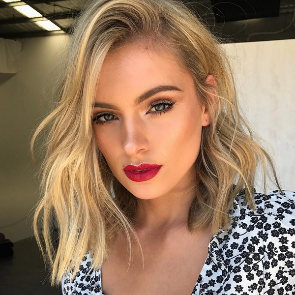 Стильные стрижки на средние волосы 2026 года: фото, новинки, идеи стрижки