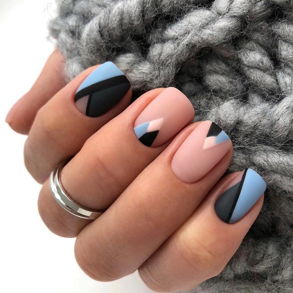 Завораживающий матовый маникюр 2026: новые тренды на фото