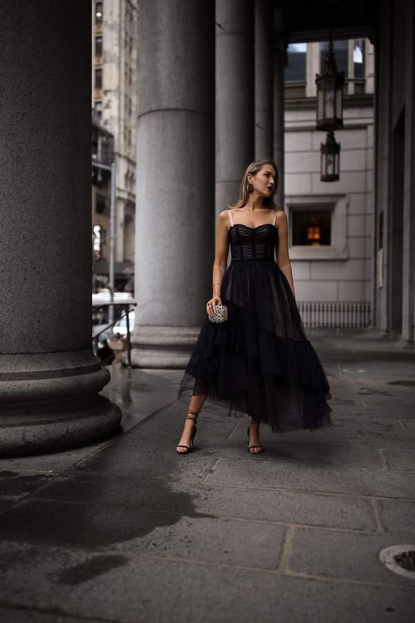 Прелестные идеи платьев миди в сезоне 2026 – модные образы и тренды