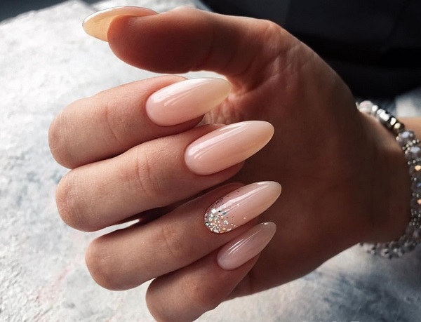 Нежнейший светлый маникюр 2026: новые идеи на фото
