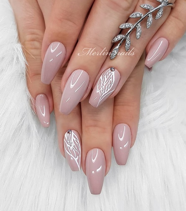 Нежнейший светлый маникюр 2026: новые идеи на фото