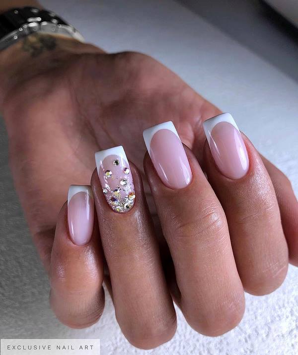 Нежнейший светлый маникюр 2026: новые идеи на фото