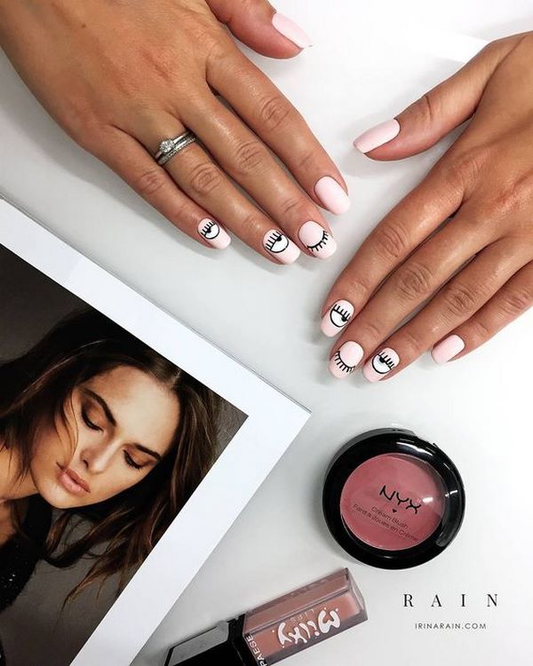 Нежнейший светлый маникюр 2026: новые идеи на фото