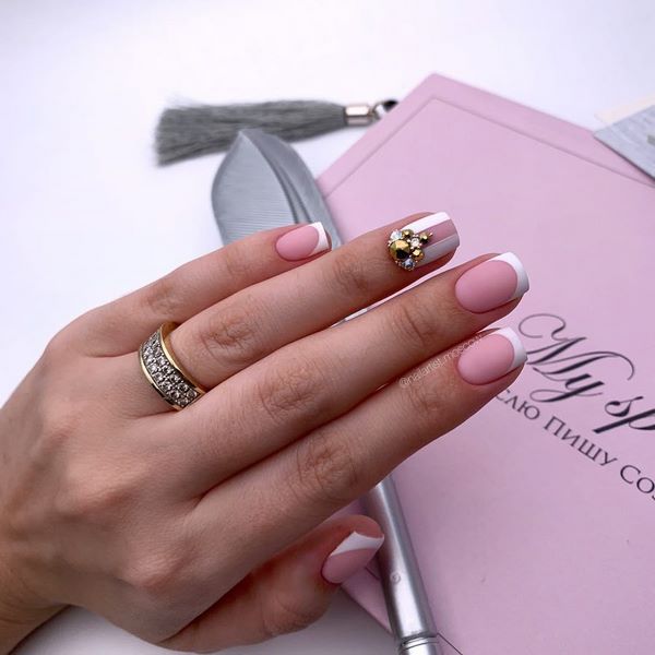 Нежнейший светлый маникюр 2026: новые идеи на фото