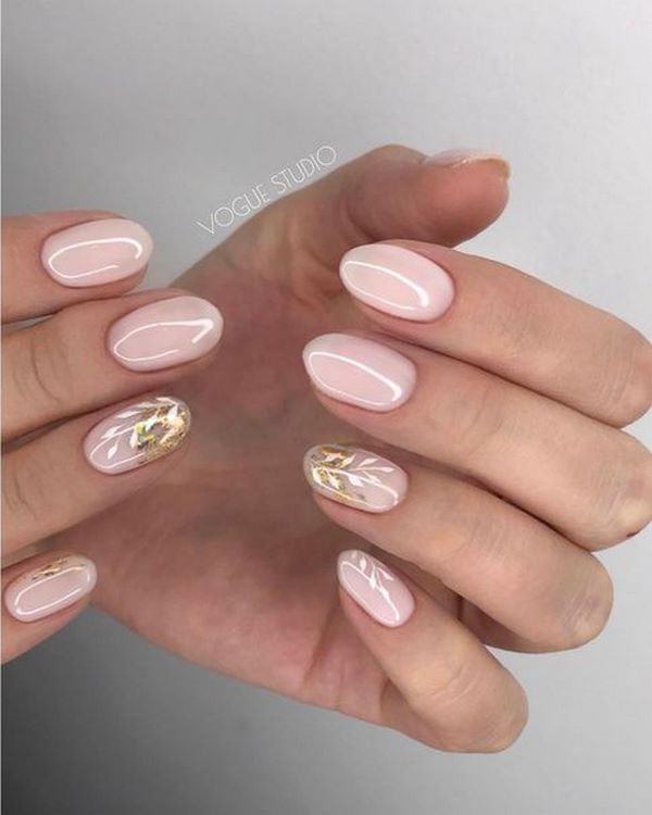 Нежнейший светлый маникюр 2026: новые идеи на фото