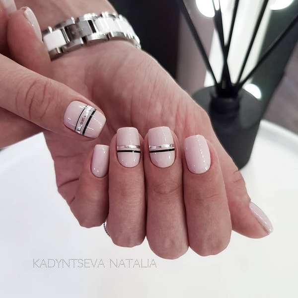 Нежнейший светлый маникюр 2026: новые идеи на фото