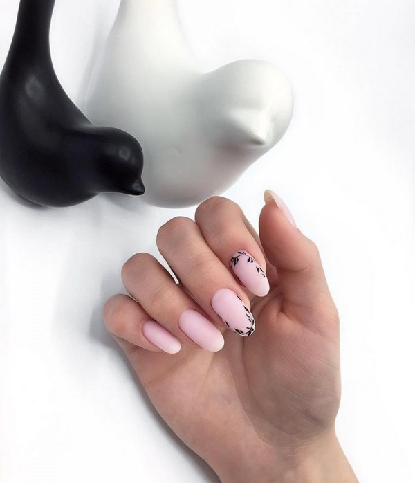 Нежнейший светлый маникюр 2026: новые идеи на фото